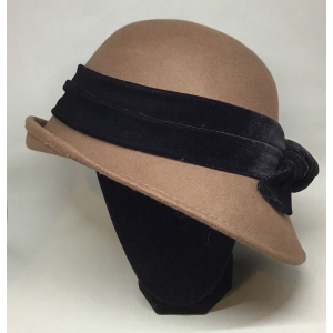 Vintage style 1920/1930 Scala Women’s Wide Black Velvet Hatband, Pecan Brown Cloche Hat- One Size. New without tags, never worn.